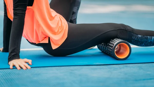 Close Image Attractive Female Athlete Stretching Foam Roller Outdoors — 图库照片