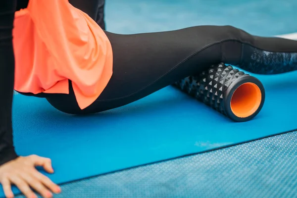 Close Image Attractive Female Athlete Stretching Foam Roller Outdoors — Stockfoto