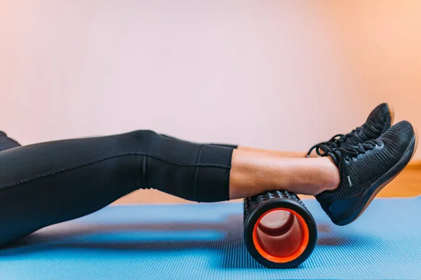 Woman Using Foam Roller Home Fascia Muscle Massage — Stock Fotó