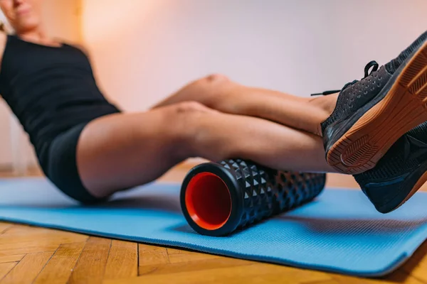 Self Massaging Leg Muscles Foam Roller Home — стоковое фото