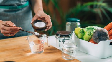 Evde sebze mayalamak. Kadın fermantasyon için sebze hazırlıyor..