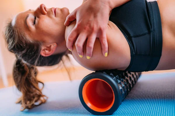 Female Athlete Massaging Shoulders Foam Roller — Stock Photo, Image