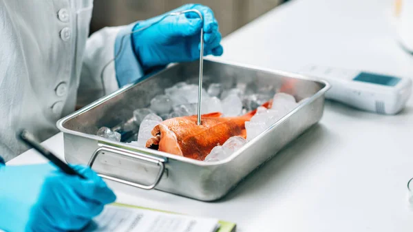 Fish Quality Control Food Safety Inspector Searching Presence Heavy Metals — Stockfoto