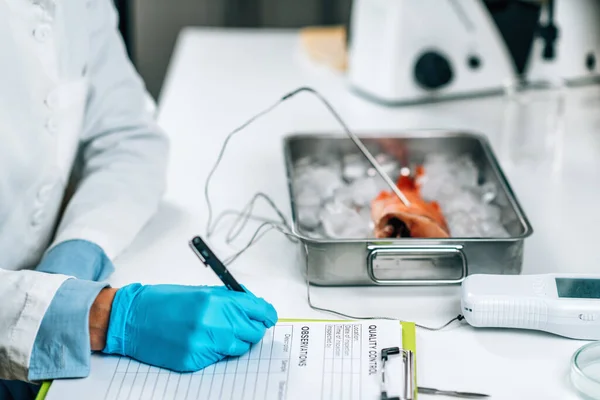 Fish Quality Control Food Safety Inspector Searching Presence Heavy Metals — Foto de Stock