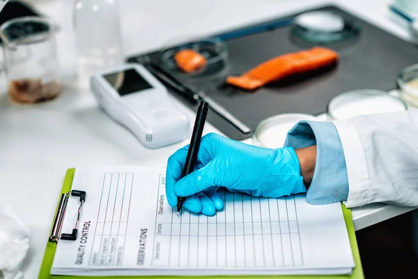 Food Safety Quality Management Food Safety Quality Inspector Filling Out — Stock Photo, Image