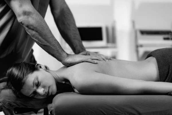 Male Physical Therapist Massaging Female Clients Back Muscle — Zdjęcie stockowe