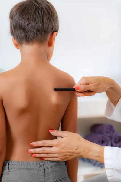 Pediatric Doctor Examining Posture Boy Making Marks His Back Checking — Foto Stock