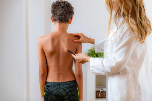 Pediatric Doctor Examining Posture Boy Making Marks His Back Checking — Stock fotografie