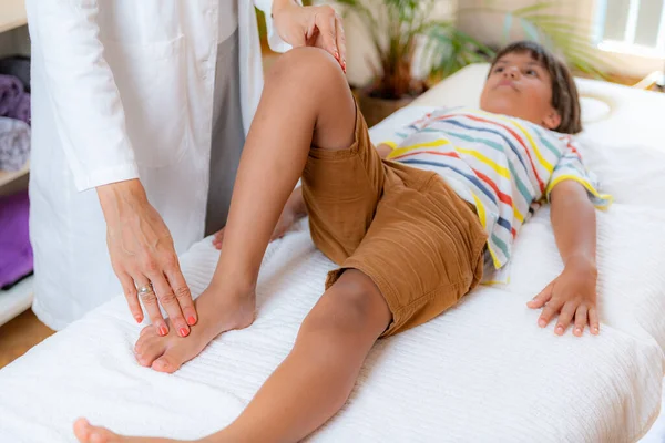 Pediatrický Lékař Dělá Lékařské Vyšetření Chlapcem Posteli — Stock fotografie