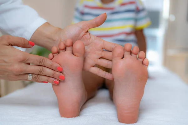 Pediatrician Examining Development Boys Feet Bed —  Fotos de Stock