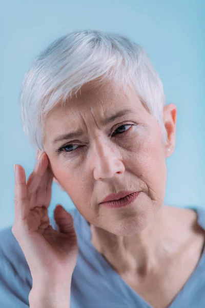 Tinnitus Oudere Vrouw Die Lijdt Aan Tinnitus — Stockfoto