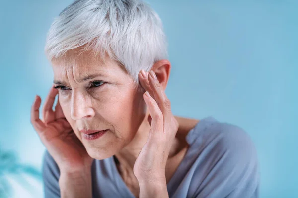 Oudere Vrouw Die Lijdt Aan Tinnitus Rinkelen Haar Oren — Stockfoto
