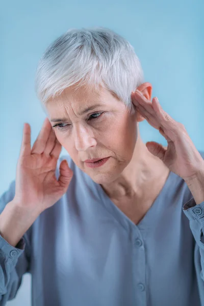 Kulak Çınlaması Yaşlı Kadın Kulak Çınlamasından Muzdarip — Stok fotoğraf