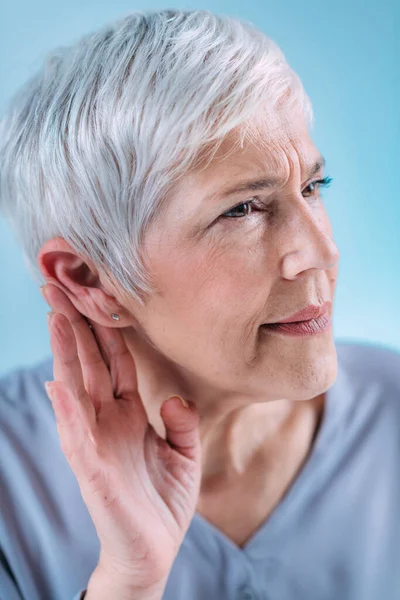 Hallásvesztés Idős Halláskárosodás Tüneteivel — Stock Fotó