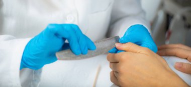 Tırnak tırnak salonu dosyalama. Çivi manicuring