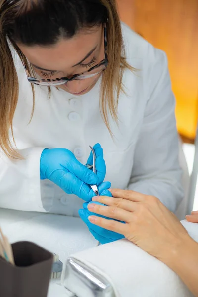 Removendo Cutículas Das Unhas Salão Beleza — Fotografia de Stock