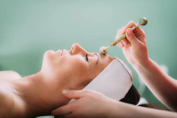 Guasha Face Massage Beauty Salon Massage Technique Stimulating Pressure Points — 스톡 사진