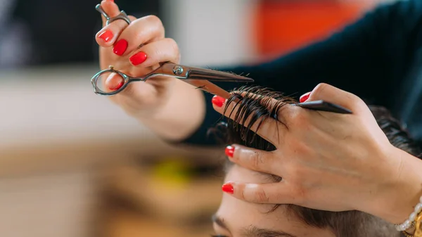 Close Hairdresser Hands Scissors Cutting Boy Hair — Stok fotoğraf
