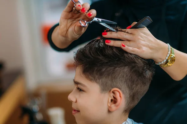 Boy Getting New Haircut Female Hairstylist Cutting His Black Hair — Foto de Stock