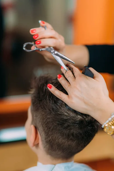 Boy Getting New Haircut Female Hairstylist Cutting His Black Hair — Foto de Stock