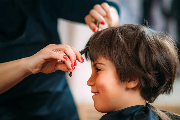 Hairdresser Hands Scissors Cutting Boys Hair Hair Salon — Foto de Stock