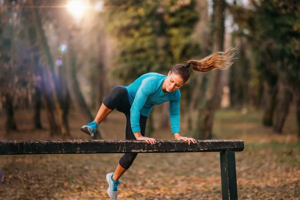 Parkta Egzersiz Yapan Kadın — Stok fotoğraf