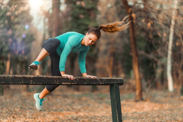 Parkta Egzersiz Yapan Kadın — Stok fotoğraf