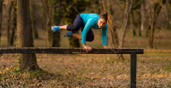 Mulher Exercitando Parque — Fotografia de Stock