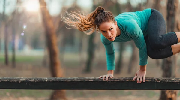 Woman Jumping Wooden Obstacles Park — 图库照片