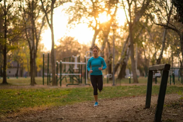 Woman Jogging Outdoors Park — Stockfoto