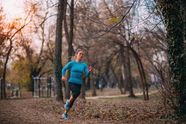 Attractive Woman Jogging Nature Outdoors — Stok fotoğraf