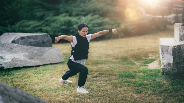 Gong Energizing Exercise Outdoors — Fotografia de Stock