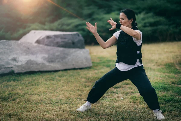 Енергопрактика Гонга Доросла Жінка Займається Фізичними Вправами Парку — стокове фото