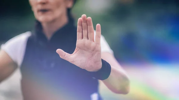 Τσι Γκονγκ Εξάσκηση Ενέργειας Ώριμη Γυναίκα Που Γυμνάζεται Πάρκο — Φωτογραφία Αρχείου