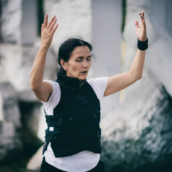 Woman Practicing Gong Park —  Fotos de Stock