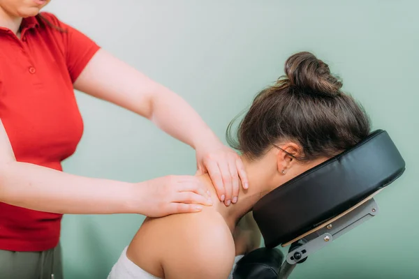 Massagem Cadeira Terapeuta Massagem Womans Neck Estresse Alívio Tensão — Fotografia de Stock