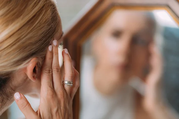 Vücut Dismorfik Bozukluk Kavramı Aynaya Takıntılı Bir Şekilde Bakan Kadın — Stok fotoğraf