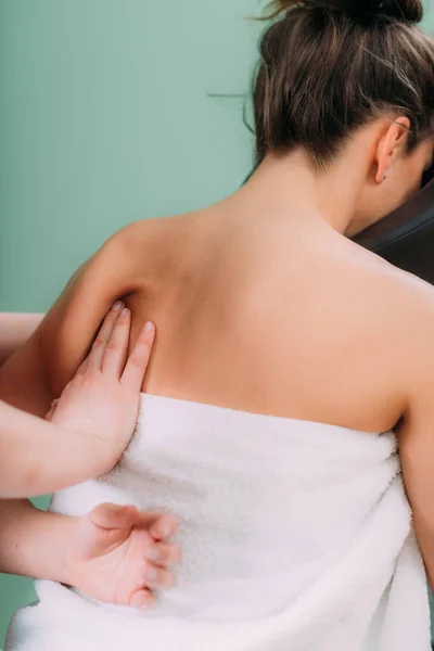 Stoelmassage Therapeut Masseren Vrouwen Terug Een Salon Het Loslaten Van — Stockfoto