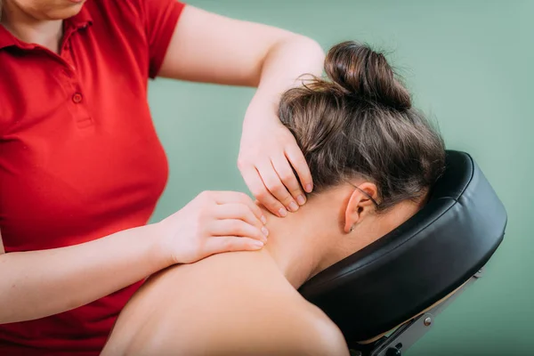椅子按摩 理疗师按摩妇女颈部 压力及舒缓压力 — 图库照片