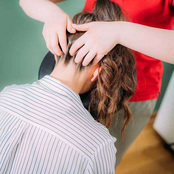 Silla Masaje Oficina Mujer Sentada Oficina Una Silla Masaje Portátil — Foto de Stock