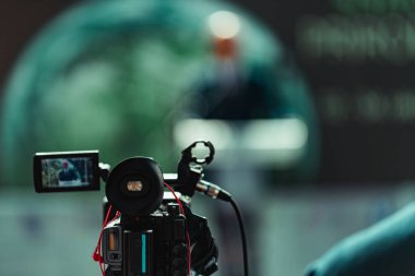 Basın toplantısında kameraman kaydı. Canlı yayın kavramı.