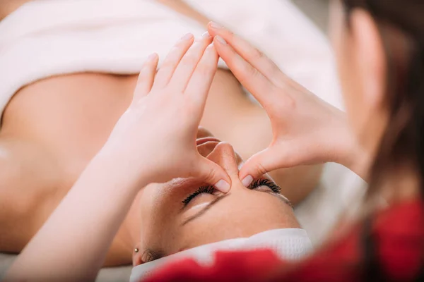 Massaggio Lifting Viso Bella Donna Ottenere Massaggio Lifting Viso Salone — Foto Stock