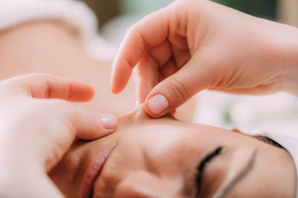 Face Lifting Massage Schöne Frau Bekommt Face Lifting Massage Einem — Stockfoto