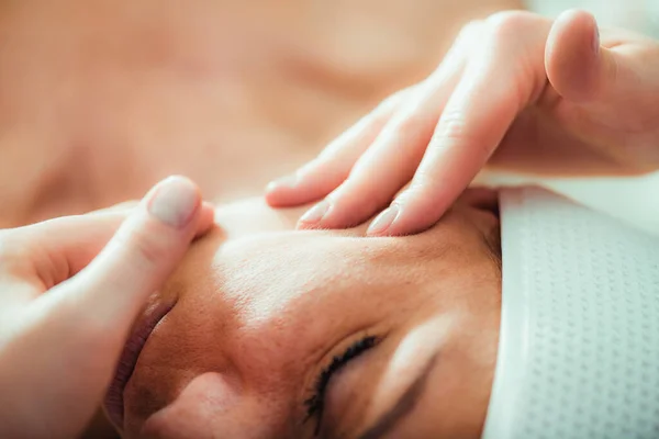 Massaggio Lifting Viso Bella Donna Ottenere Massaggio Lifting Viso Salone — Foto Stock