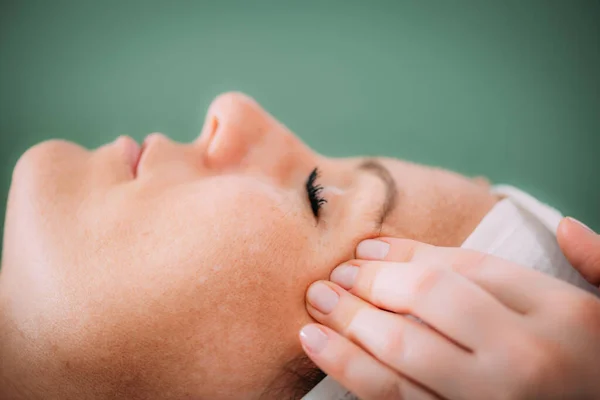 Massagem Levantamento Facial Mulher Bonita Recebendo Massagem Levantamento Facial Salão — Fotografia de Stock