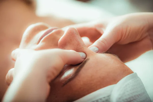 Gezicht Liftende Massage Mooie Vrouw Het Krijgen Van Gezicht Liftende — Stockfoto