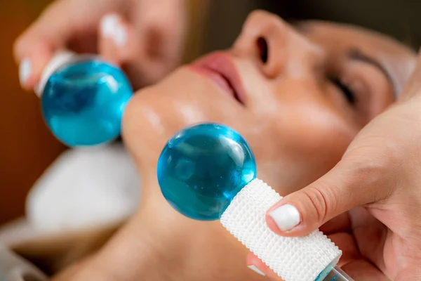 Gezicht Massage Met Ijs Kristallen Ballen — Stockfoto