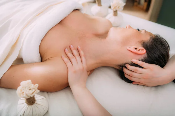 Ayurveda Kizhi Massage Met Kruidenboluszakken — Stockfoto