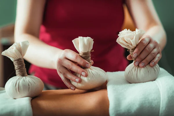 Kizhi Massage Sacs Bolus Base Plantes Massage Ayurvédique Mains Massothérapeute — Photo