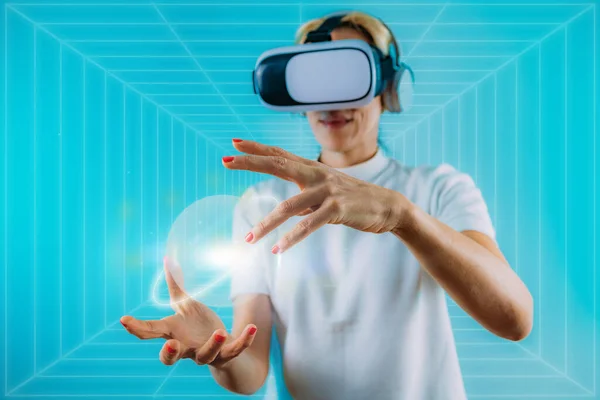 Metaverse Virtual Reality Εξερευνώντας Τον Εικονικό Χώρο Αλληλεπιδρώντας Ψηφιακά Αντικείμενα — Φωτογραφία Αρχείου